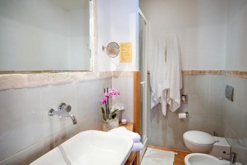 Koupelna v ubytování S'Arenada Hotel - Adults Only