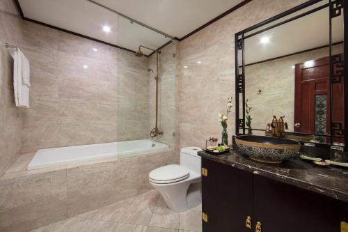 ein Badezimmer mit einem Waschbecken, einem WC und einer Badewanne in der Unterkunft Hong Ngoc Dynastie Boutique Hotel & Spa in Hanoi