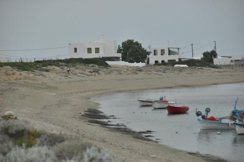 スキロスにあるSkyros Panorama Studiosの三隻の船が海岸に座っている