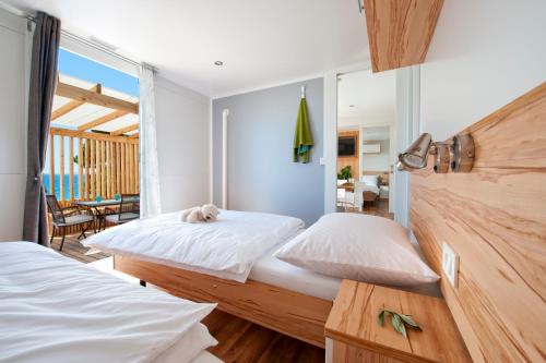 sypialnia z 2 łóżkami i widokiem na ocean w obiekcie Adria Village Superior Mobile Homes w Pakoštane