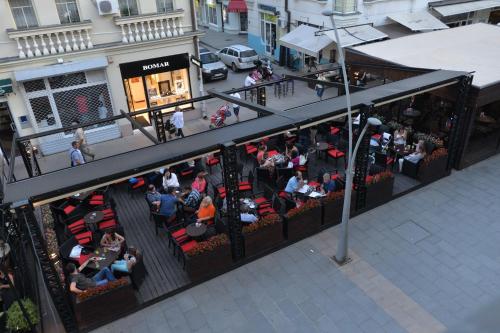 an overhead view of a restaurant with people sitting in chairs at Hotel Beograd in Čačak
