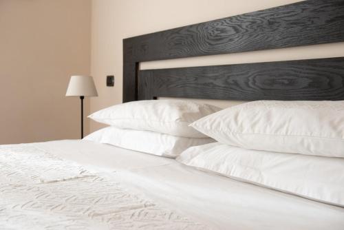 Postel nebo postele na pokoji v ubytování Palm Gallery Hotel