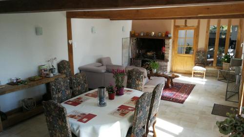 Lirey的住宿－Domaine du Carouge，一间带桌椅和沙发的用餐室