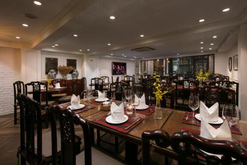 Un restaurante o sitio para comer en Hong Ngoc Dynastie Boutique Hotel & Spa