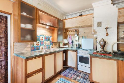 スーズダリにあるАпартаменты в Кремлеのキッチン(木製キャビネット、白い冷蔵庫付)