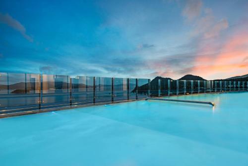 widok na błękitną lagunę o zachodzie słońca w obiekcie Stanford Hotel&Resort Tongyeong w mieście Tongyeong