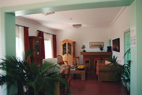 プラヤ・ブランカにあるHotel Casa Del Embajadorのリビングルーム(ソファ、テーブル付)