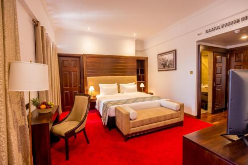 Habitación de hotel con cama y TV en Trillium Boutique City Hotel en Colombo