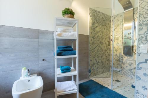 マスカルチーアにあるSicily's Viewのバスルーム(シャワー、白い棚、タオル付)