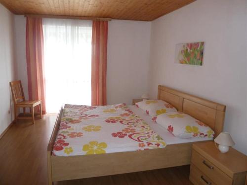 a bedroom with a bed and a window at Ferienwohnungen & Weingut Kroiss Silvia in Illmitz