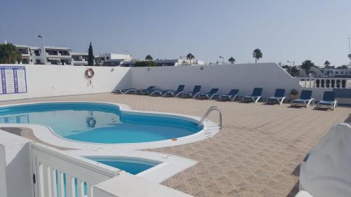 ein großer Pool auf dem Dach eines Resorts in der Unterkunft Vivienda Tauro in Puerto del Carmen