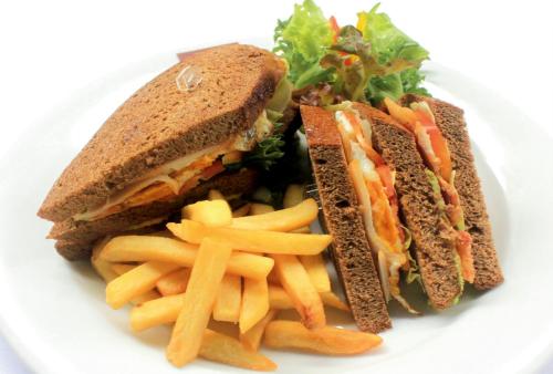 een broodje en frietjes op een wit bord bij The Zign Hotel Premium Villa in Noord Pattaya