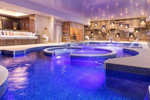 St Michaels Resort, Falmouth في فالموث: حمام سباحة كبير مع ماء أرجواني في غرفة في الفندق