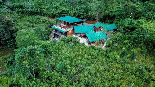 una vista aérea de una casa en medio de un bosque en Wild Resort Ella, en Ella
