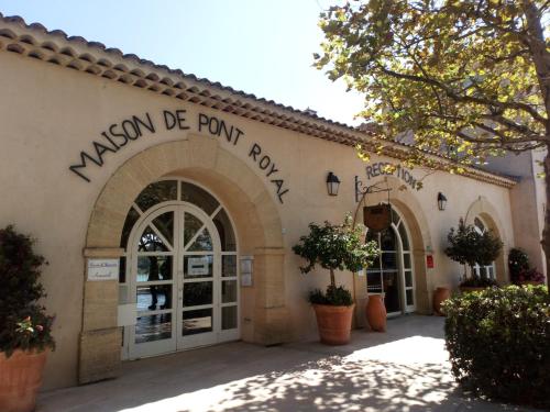 a building with the name of the town of akron de portroth at Charmant T2 climatisé avec belle vue , Golf de Pont-Royal in Mallemort