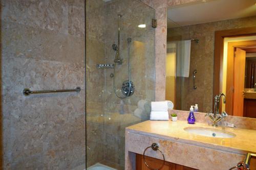 a bathroom with a shower and a sink at Golf F5 by Garvetur in Vilamoura