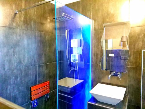 La salle de bains est pourvue d'une douche, d'un lavabo et de toilettes. dans l'établissement Arciuolo, à Monte SantʼAngelo