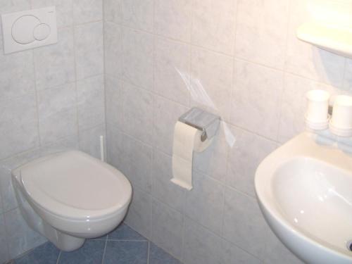Bilik mandi di Appartements Hirner
