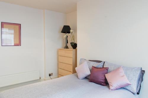 Ένα ή περισσότερα κρεβάτια σε δωμάτιο στο Large 2 Bedroom 2 Bathroom Apartment in Westminster