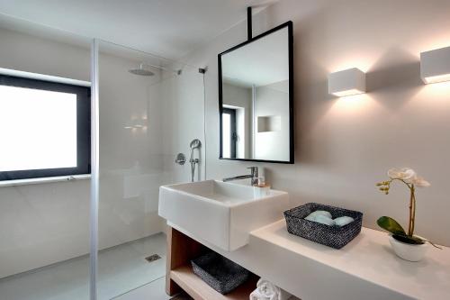 Ванна кімната в Casa Indigo- Perfect location & Sea View