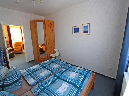 ペーネミュンデにあるFerienwohnung Peenemuende USE 2041のベッドルーム1室(青い枕のベッド1台付)