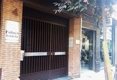 une porte d'entrée d'un magasin avec une porte en bois dans l'établissement Paseos por Córdoba, à Cordoue