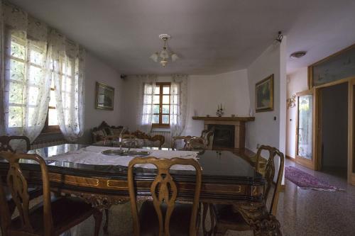 a dining room with a table and some chairs at Villa Berra - Via Postale 63/A in Berra