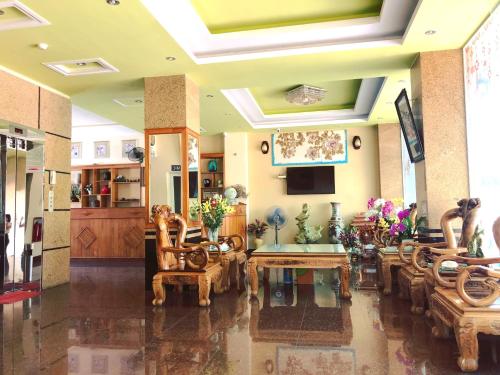 een woonkamer met stoelen en tafels en een televisie bij Thành Trung Hotel in Tuyên Quang