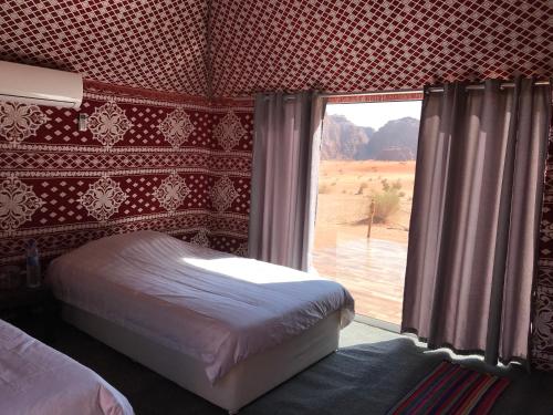 Llit o llits en una habitació de Wadi Rum Camp