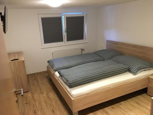 a bedroom with a bed and a window at Ferienwohnung Mauracher Kirer Haus in Fügen
