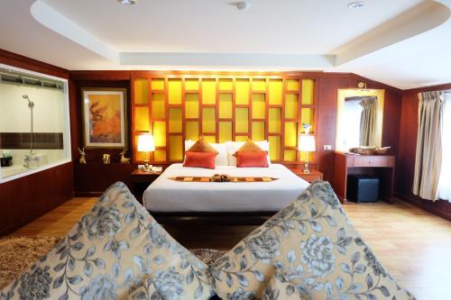 En eller flere senge i et værelse på Grand Hill Resort and Spa