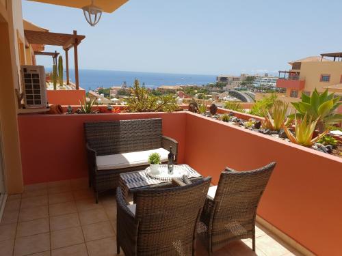 Terrazas del Duque 2, terrace, sea view, only 300 m to beach, heated pool, wifi internet, dishwasher, washing machine