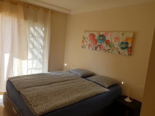 Säng eller sängar i ett rum på Terrazas del Duque 2, terrace, sea view, only 300 m to beach, heated pool, air conditioning, wifi internet, dishwasher, washing machine