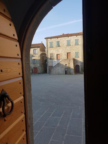 an open door to a building with a courtyard at B&B Luna & Stelle in Villafranca in Lunigiana