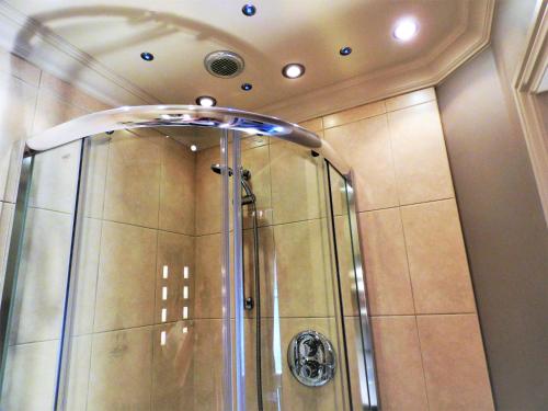 um chuveiro numa casa de banho com tecto em Whitehaven Guest House em Whitby