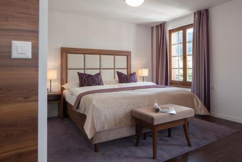 ein Schlafzimmer mit einem großen Bett mit lila Kissen in der Unterkunft Hotel zur Post in Bad Zurzach