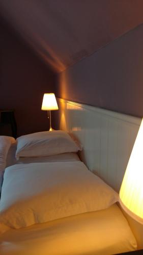 Ένα ή περισσότερα κρεβάτια σε δωμάτιο στο BonBon Chambre d'hôtes