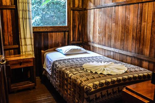 A bed or beds in a room at Manu Gallito de las Rocas