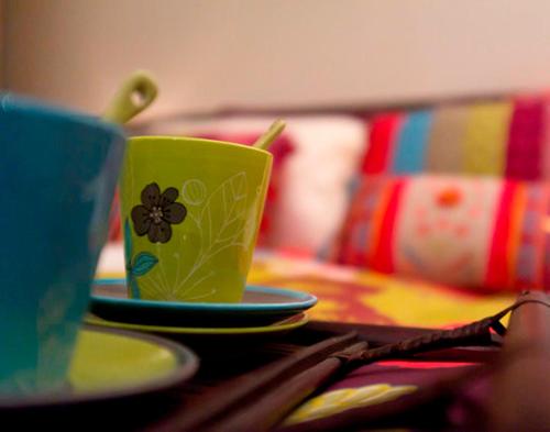 deux tasses et soucoupes assises sur une table dans l'établissement Chambre d'hôtes Au Fil de l'Eau, à Saint-Martin-Belle-Roche