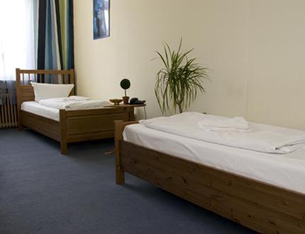 Postel nebo postele na pokoji v ubytování Hotel-Pension Rheingold am Kurfürstendamm