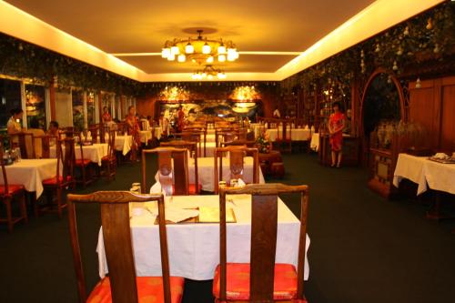 En restaurang eller annat matställe på Fang Fang Hotel