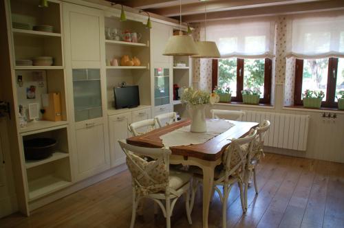 普拉德勒米塔的住宿－La Casa Del Pla，厨房配有餐桌和椅子
