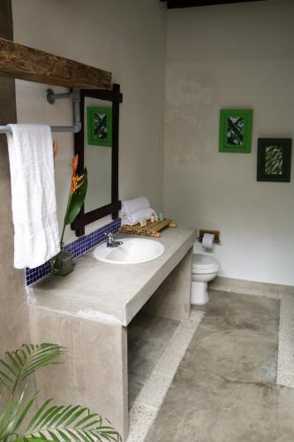 a bathroom with a sink and a toilet at Waka Hotel Rural in Honda