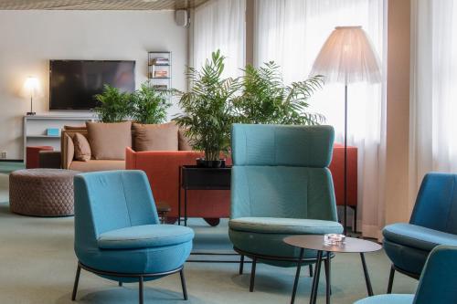 una sala d'attesa con sedie e un divano di Quality Hotel Royal Corner a Växjö