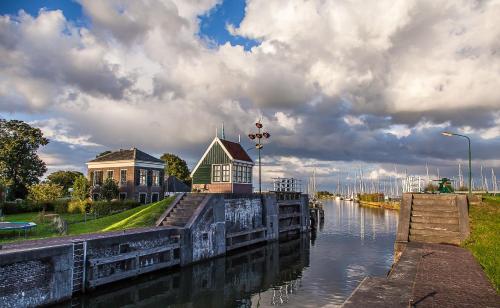 un edificio sul lato di un fiume di De Krasse Man a Edam