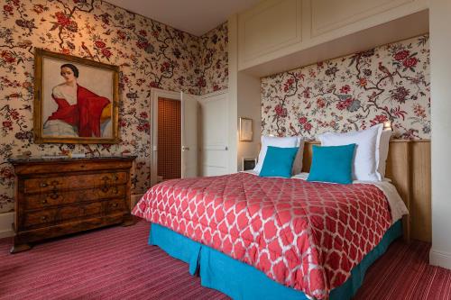 a bedroom with a bed and a painting on the wall at La Chapelle Saint Martin in Nieul