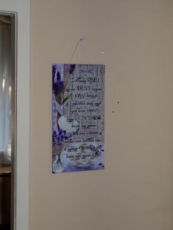 uma fotografia numa porta com um cartaz em Levendula Apartman em Szekszárd
