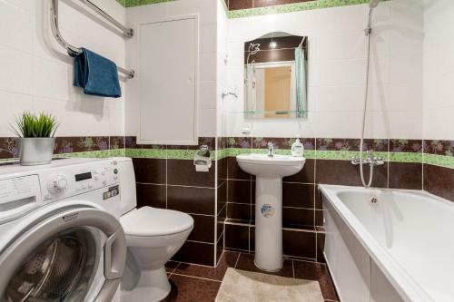 モスクワにあるTop Aparts Nagornayaのバスルーム(トイレ、洗面台、洗濯機付)