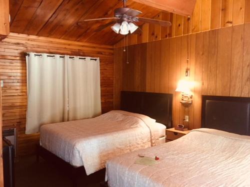 A bed or beds in a room at Sierra Sky Lodge