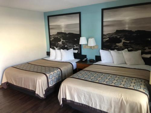 ein Hotelzimmer mit 2 Betten in einem Zimmer in der Unterkunft Northgate Motel in El Cajon